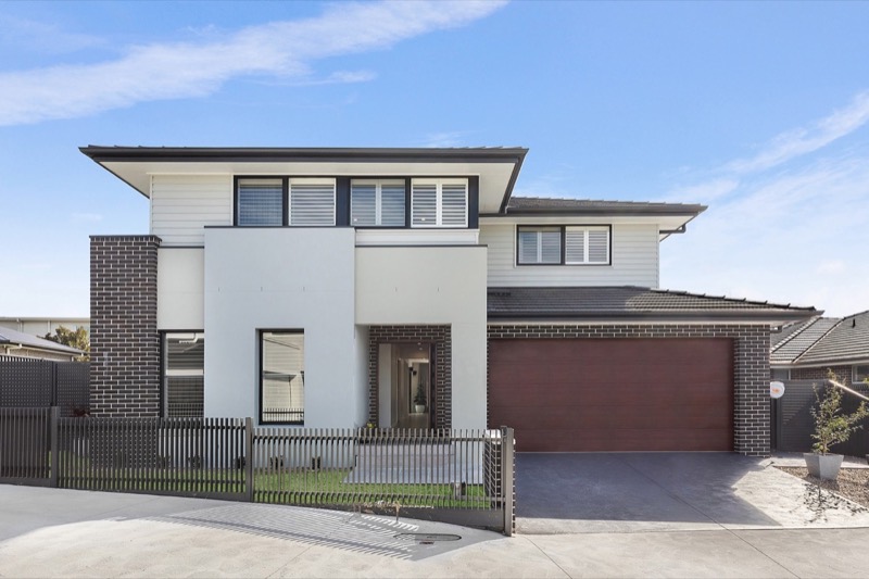 Two-storey brick family home in Illawong